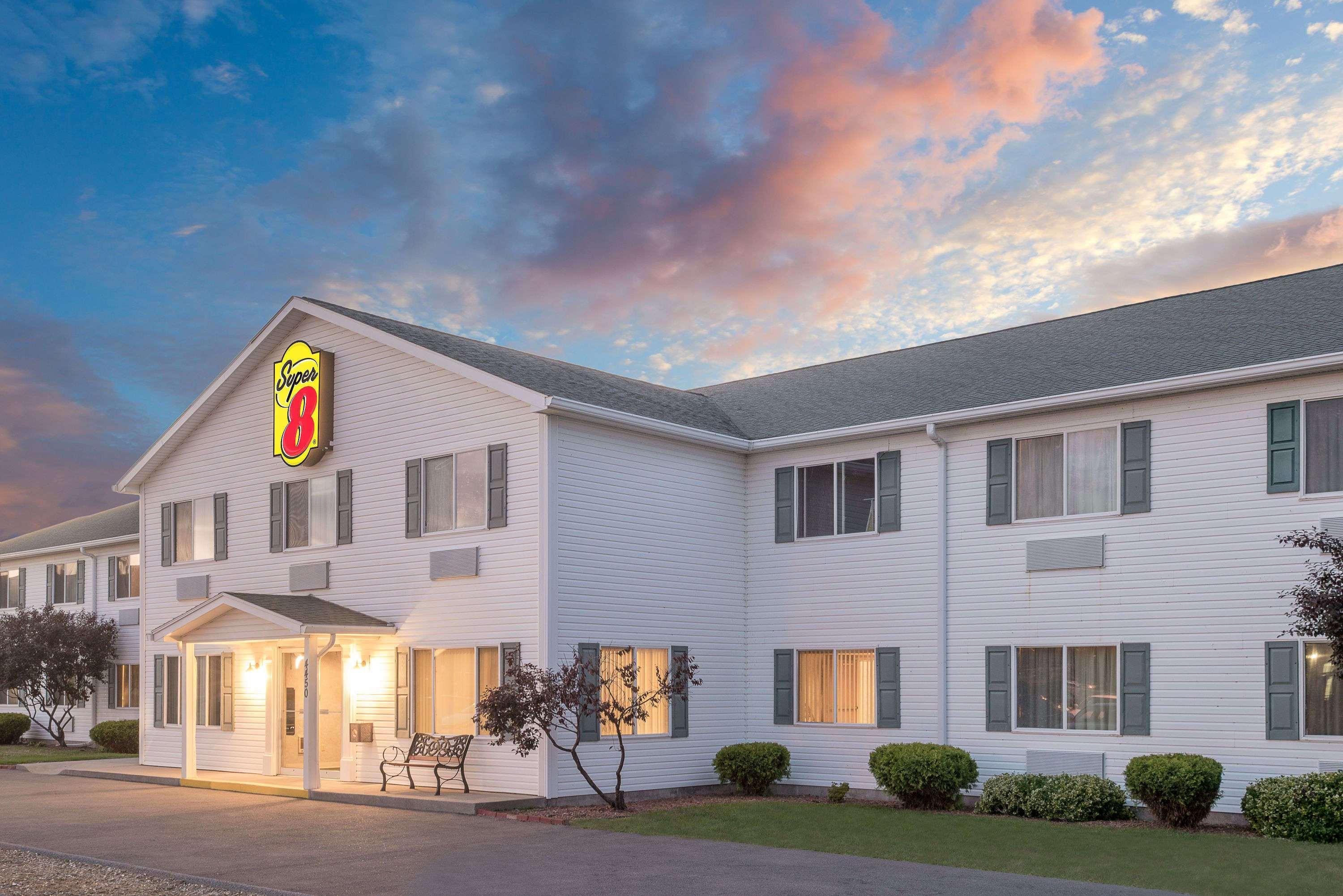 Super 8 By Wyndham Canandaigua Exteriör bild